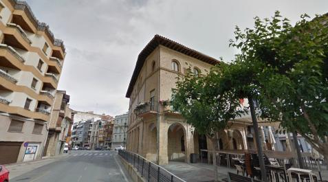 peralta Calle Juan Bautista Irurzun de Peralta, con el ayuntamiento a la derecha