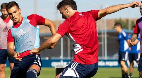 osasuna Lucas Torró presiona a Kike Barja durante la sesión de este miércoles en Tajonar
