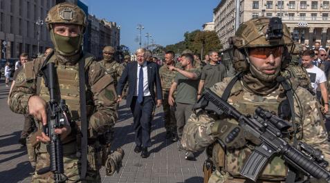 Boris-Johnson-Kiev-zelenski El presidente ucraniano, Volodymyr Zelensky (C-R), camina junto con el primer ministro británico saliente, Boris Johnson por una calle de Kiev, rodeados de militares