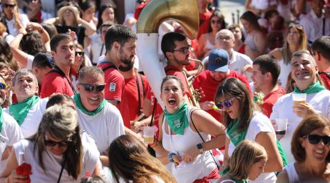 Noáin Alegría durante la lluvia de caramelos posterior al lanzamiento del cohete de fiestas