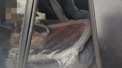 coche-menor-policia Los agentes han tenido que forzar la ventanilla para poder sacar al menor del coche
