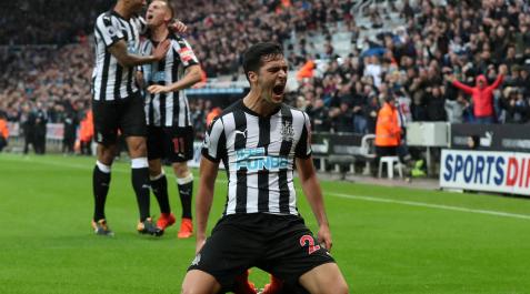 newcastle Mikel Merino celebra un gol con la camiseta del Newcastle en octubre de 2017