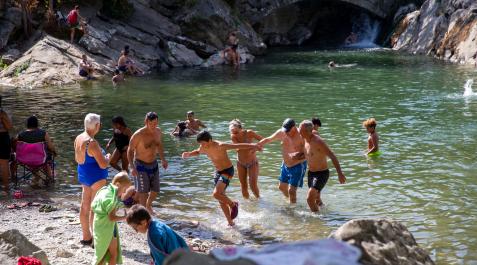 Varias personas se bañan en el río en Huarte a principios de agosto. Varias personas se bañan en el río en Huarte a principios de agosto