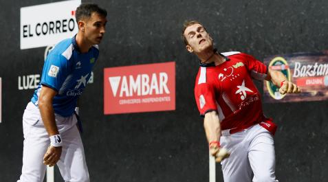 Unai Laso golpea la pelota, mientras le mira Urrutikoetxea, en su duelo en el Torneo de Aste Nagusia