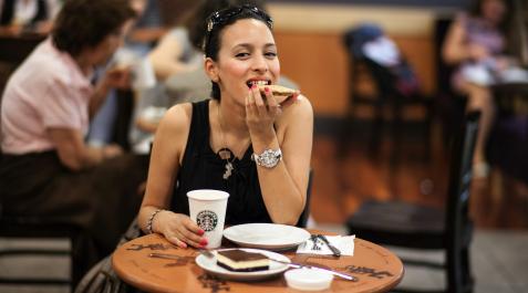 comida Una mujer, comiendo una cafetería