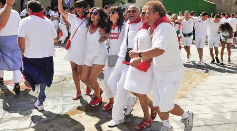 Pitillas El grupo de auroros de Pitillas fue el encargado de abrir las fiestas. Lanzó el cohete Ramón Esparza