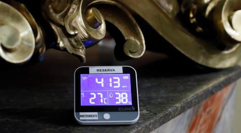 ahorro-energetico-congreso Un termómetro digital que marca 27 grados, cumpliendo una de las medidas del plan de ahorro energético durante la sesión extraordinaria en el Congreso de los Diputados de este jueves