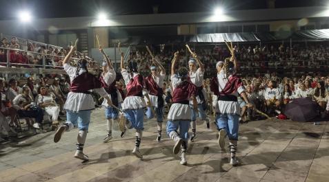 Paloteado El Grupo de Danzas realiza uno de sus bailes ante una plaza de San Francisco Javier abarrotada de vecinos de Ribaforada