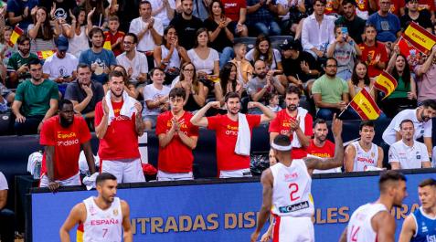 lul El banquillo de la selección española celebra una canasta. Los rojillos Javi Martínez y Nacho Vidal, arriba en la imagen