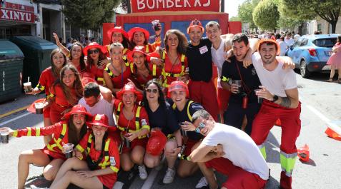 Desfile Noáin jóvenes 2022 La cuadrilla de los 'bomberos' simuló un camión como carroza, con incluso una manguera