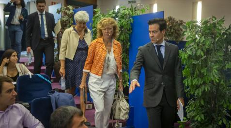 CursosV Pablo Zalba, comisario de los cursos, guía a Margarita Delgado, Sylvie Goulard y Fabian Hubtner al comienzo de la jornada