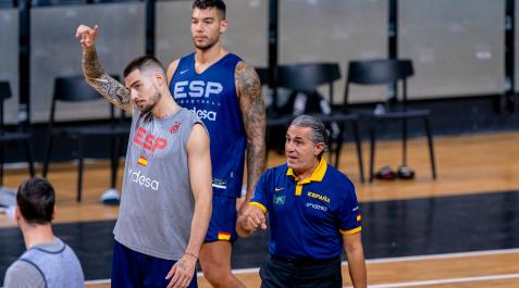 Baloncesto Un momento del entrenamiento de ayer en el Arena. Scariolo, junto a Juancho y Willy Hernangómez