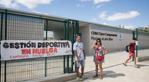 Carteles de la huelga de piscinas en el Complejo Deportivo Clara Campoamor de Tudela Carteles de la huelga de piscinas en el Complejo Deportivo Clara Campoamor de Tudela