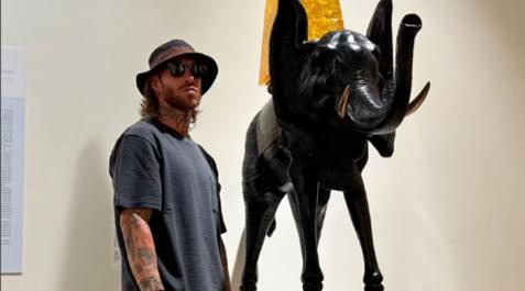 SRamos Sergio Ramos posa junto a la escultura de Dalí ''Elefante espacial''