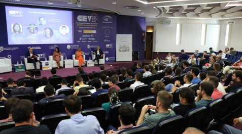 CursosV Iñaki Pinillos, Adriana Maldonado, Rosa Estarás y Juan Miguel Sucunza durante el debate sobre digitalización