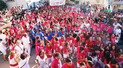 Ribaforada Los participantes en la fiesta de las peñas de Ribaforada durante el recorrido que realizaron por la localidad al término de la comida