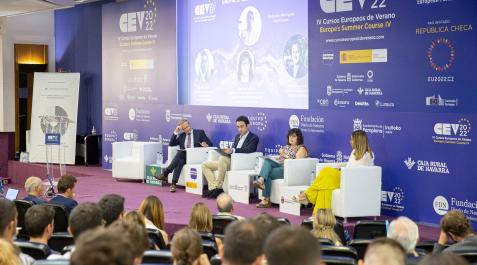 cursos-europeos-verano Paricipantes en la mesa redonda ‘Los retos de la Europa actual’: las eurodiputadas Susana Solís e Isabel García Muñoz, acompañadas por el oficial de prensa de la Comisión Europea, Macieg Berestecki