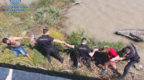 rescate mujer Rescate de la mujer caída al Guadalquivir en Coria del Río
POLICIA NACIONAL
27/08/2022