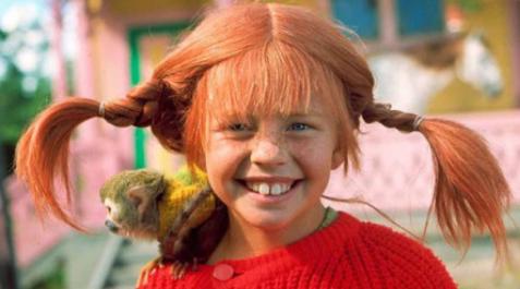 Me encantaba la serie de televisión ‘Pippi Calzaslargas’ (1969, aunque en España se emitió en 1974 y se repuso en los ochenta). La protagonista, Pippi Langstrump, era una niña sueca de 9 años, con una gran fuerza, que convivía con su caballo (Pequeño Tío) Me encantaba la serie de televisión ‘Pippi Calzaslargas’ (1969, aunque en España se emitió en 1974 y se repuso en los ochenta). La protagonista, Pippi Langstrump, era una niña sueca de 9 años, con una gran fuerza, que convivía con su caballo (Pequeño Tío) y su mono (Señor Nilsson). El personaje, fruto de la imaginación de la escritora Astrid Landgren (1941) vivía sola, era huérfana de madre y su padre, un marino-pirata, siempre estaba de viaje. Rebelde, contradicctoria, con esas trenzas rojas horizontales representaba lo prohibido e incorrecto.