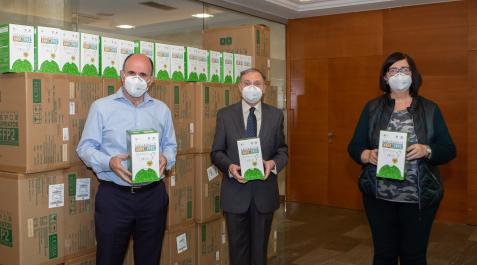 Manu Ayerdi, José Antonio Sarría y Pilar Irigoien en la presentación de las mascarillas de la polémica en 2020 Mascarillas