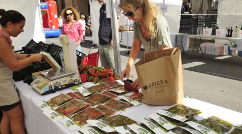 Exposición de pimientos en el puesto de verduras Aurelio Exposición de pimientos en el puesto de verduras Aurelio