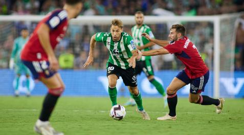 Jon Moncayola trata de frenar el arranque de Sergio Canales en el partido del viernes Betis - Osasuna