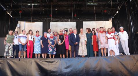 Colaboradoras en la elaboración de material sanitario durante la pandemia, con las autoridades Cadreita
