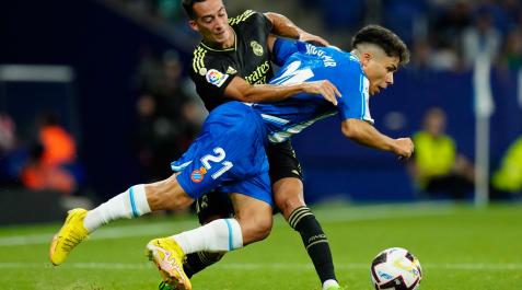 El defensa del Real Madrid Lucas Vázquez (i) lucha con Nicolás Melamed, del RCD Espanyol El defensa del Real Madrid Lucas Vázquez (i) lucha con Nicolás Melamed, del RCD Espanyol
