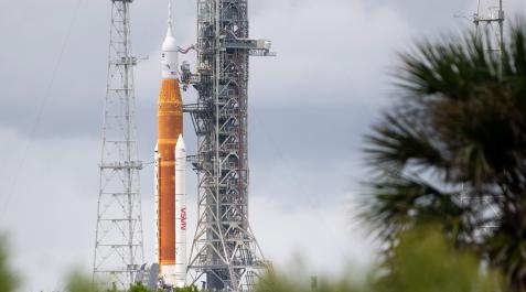 Artemis-nasa El cohete SLS (siglas en inglés de Sistema de Lanzamiento Espacial), con la cápsula Orión en su cúspide, despegará este lunes desde el centro Kennedy,