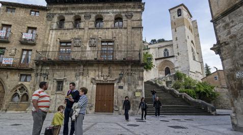 oficina turismo La oficina de turismo se encuentra en este palacio barroco que albergó el ayuntamiento y los juzgados de la ciudad. Al fondo, la escalinata y torre de la iglesia del San Pedro de la Rua