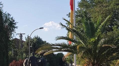 Bandera de España a media asta tras la muerte de un hombre por una cornada en los encierros de Alalpardo Bandera de España a media asta tras la muerte de un hombre por una cornada en los encierros de Alalpardo