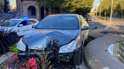accidente-plaza-merindades Estado en el que quedó el vehículo al salirse de la vía y subirse a la rotonda de la plaza Merindades de Pamplona
