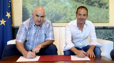 El alcalde de Oteiza, Rubén Martínez (dcha.), firma el convenio con el consejero José Mari Aierdi El alcalde de Oteiza, Rubén Martínez (dcha.), firma el convenio con el consejero José Mari Aierdi