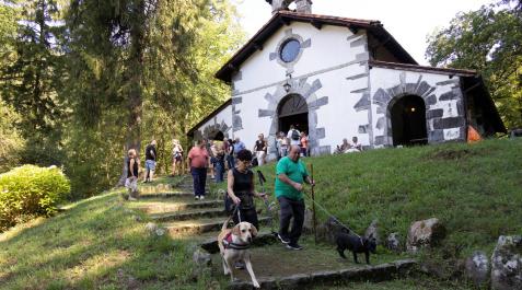 Un grupo de personas desciende las escaleras de la ermita de San Agustín, en Artikutza Un grupo de personas desciende las escaleras de la ermita de San Agustín, en Artikutza
