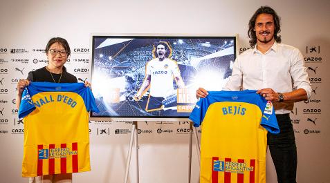 Cavani junto a la presidenta del Valencia, Layhoon Chan Cavani junto a la presidenta del Valencia, Layhoon Chan