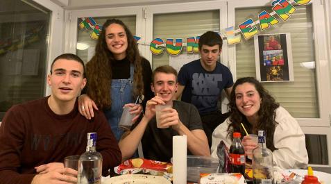 Laura Tella, segunda empezando por la izquierda, celebra un cumpleaños en su antiguo piso de Iturrama junto a otros universitarios Laura Tella