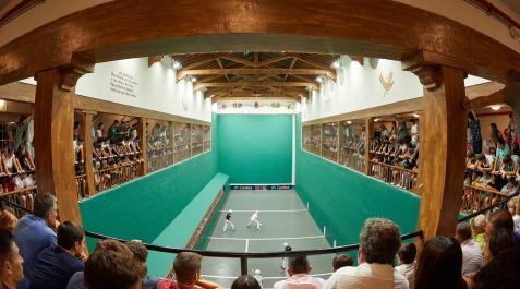 Panorámica desde la balconada del trinquete del Club de Tenis durante la disputa de las semifinales del Torneo del Jamón Panorámica desde la balconada del trinquete del Club de Tenis durante la disputa de las semifinales del Torneo del Jamón