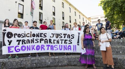 Docentes navarros se manifiestan contra el actual sistema de oposiciones Los docentes, durante su concentración frente al departamento de Educación