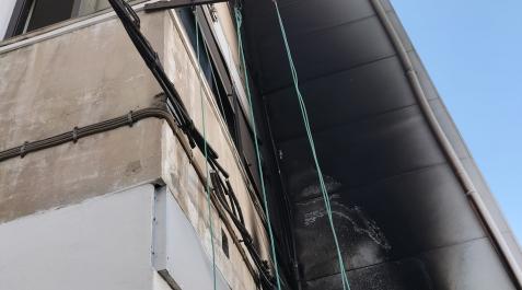 Imagen del incendio que ha afectado a un edificio en la avenida Zaragoza, este martes Imagen del incendio que ha afectado a un edificio en la avenida Zaragoza, este martes