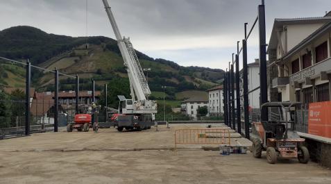 leitza Las obras de la zona cubierta comenzaron en julio junto a la escuela.