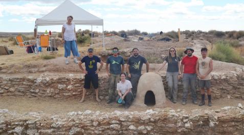 El yacimiento El Castillar de Mendavia, con los voluntarios de esta sexta campaña de excavación ya finalizada. El yacimiento El Castillar de Mendavia, con los voluntarios de esta sexta campaña de excavación ya finalizada.