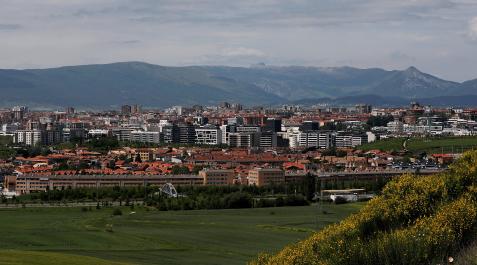 En primer plano, viviendas de Mutilva. Al fondo, Pamplona. En primer plano, viviendas de Mutilva. Al fondo, Pamplona