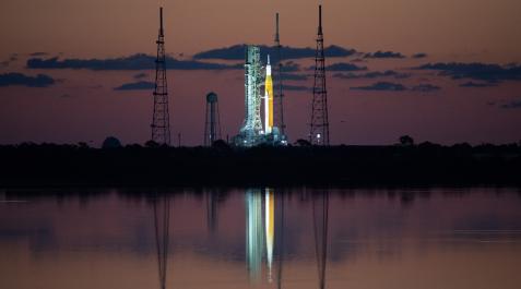 ARTEMIS-LUNA El Sistema de Lanzamiento Espacial (SLS) de la NASA con la nave espacial Orión a bordo