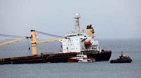 El buque granelero 0S 35, que colisionó con el buque gasero Adam LNG en la Bahía de Algeciras, ha sido guiado hasta la cara este del Peñón, donde ha sido varado intencionadamente El buque granelero 0S 35, que colisionó con el buque gasero Adam LNG en la Bahía de Algeciras, ha sido guiado hasta la cara este del Peñón, donde ha sido varado intencionadamente
