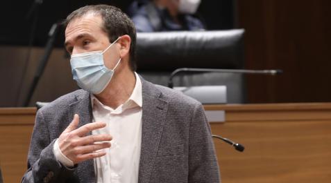mikel-asiain Mikel Asiáin (Geroa Bai), con mascarilla, en una sesión del Parlamento de Navarra