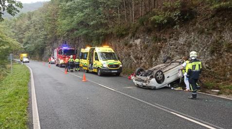 Image-1 Los servicios de emergencia intervienen en el accidente.