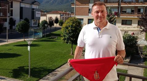 Leo Camaces, alcalde de Ayegui, en el balcón desde el que hoy se lanzará el cohete que abrirá las fiestas. Leo Camaces, alcalde de Ayegui, en el balcón desde el que hoy se lanzará el cohete que abrirá las fiestas