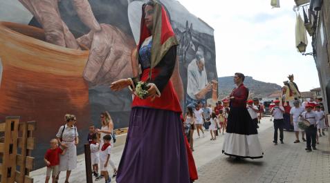 Gigantes de Lumbier La Roncalesa y el resto de la Comparsa de Gigantes pasean por la calle del Horno en el día de San Ramón, patrón del pueblo