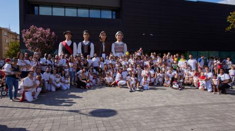 Los niños de 2021 con sus familias y junto a la comparsa y a los que se unieron para la foto los nacidos durante la pandemia. Los niños de 2021 con sus familias y junto a la comparsa y a los que se unieron para la foto los nacidos durante la pandemia.