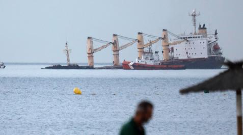 El 'OS 35', el buque que colisionó en la noche de este lunes con un barco gasero en la Bahía de Algeciras, y que ha sido inmovilizado por las autoridades de Gibraltar El 'OS 35', el buque que colisionó en la noche de este lunes con un barco gasero en la Bahía de Algeciras, y que ha sido inmovilizado por las autoridades de Gibraltar